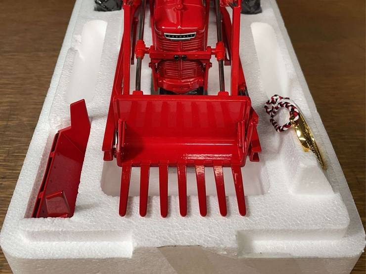 1/16-farmall-md-w/loader-precision-nib-ertl-image-7