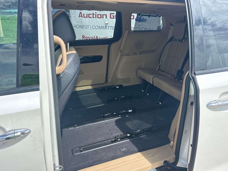 2015-kia-sedona-image-17