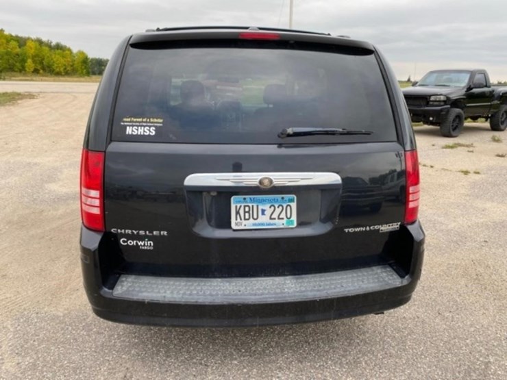 2010-chrysler-town-&-country-image-6