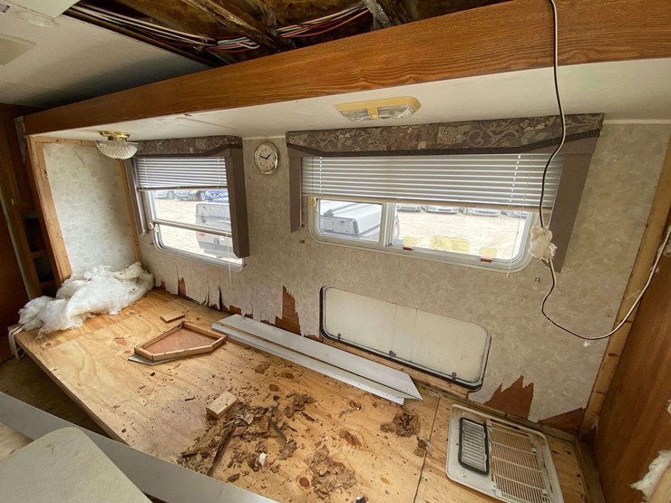 2004-cherokee-lite-28a-30ft-t/a-travel-trailer-image-11