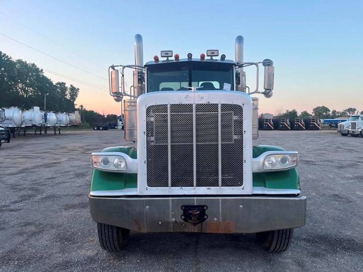 2012-peterbilt-388-image-2