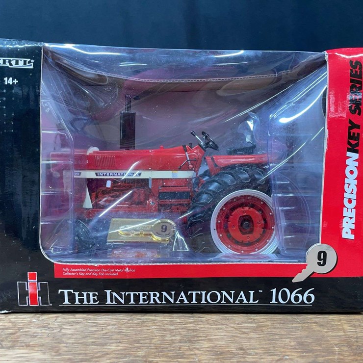 1/16 IH 1066 Precision Key NIB Ertl