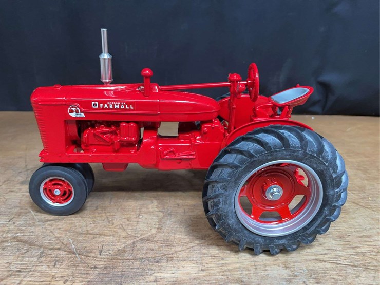 1/16-farmall-super-md-ta-2007-ontario-nib-sm-image-3