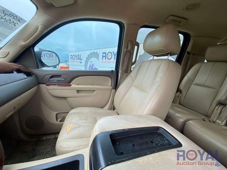 2011-chevrolet-suburban-image-18