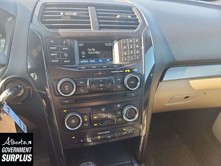 2017-ford-explorer-image-11