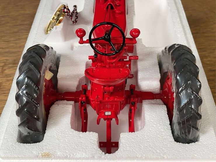 1/16-farmall-m-50-years-ffa-precision-nib-ertl-image-10