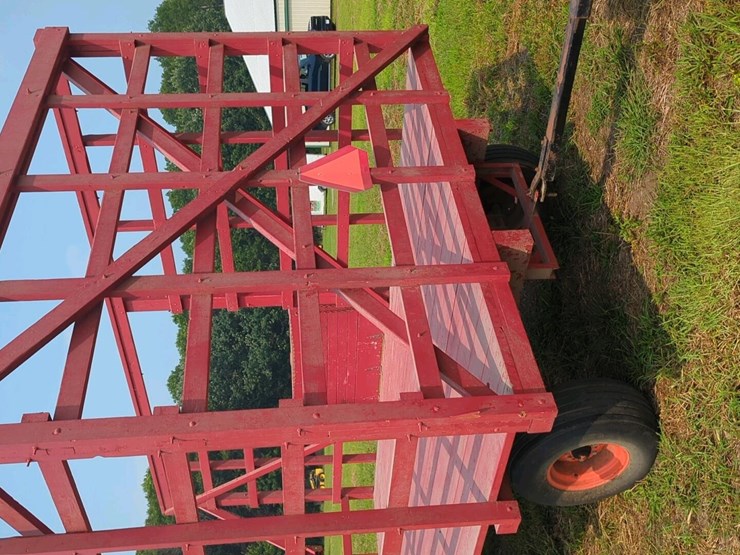 wooden-bale-kicker-rack-wagon-with-jumbo-10-ton-wagon
(stored-inside)-image-10