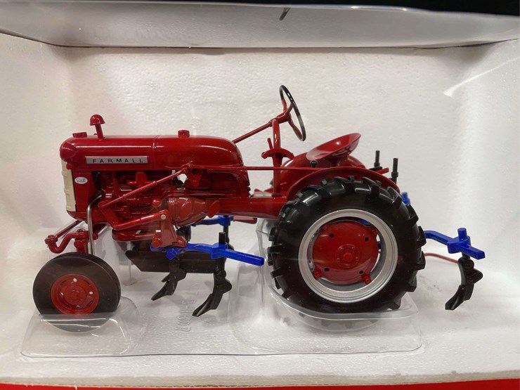 1/16-farmall-cub-w/cultivator-2011-sfts-nib-sc-image-7