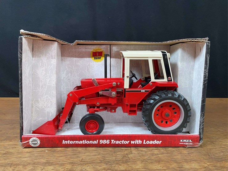 1/16-ih-986-w/loader-nib-ertl-image-1