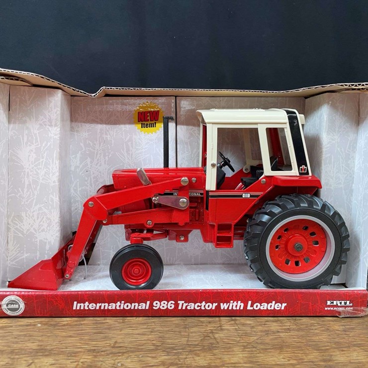 1/16 IH 986 w/Loader NIB Ertl