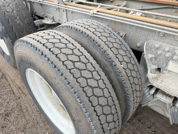 2016-kenworth-t800-image-16
