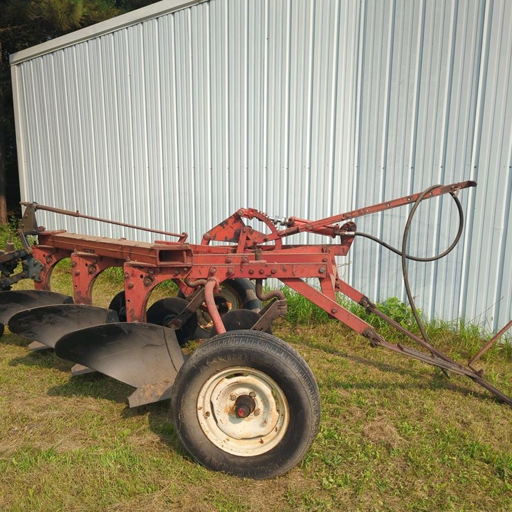 IH #60, 3 X 16 Trip Bottom pull type plow with Hydraulic Lift System