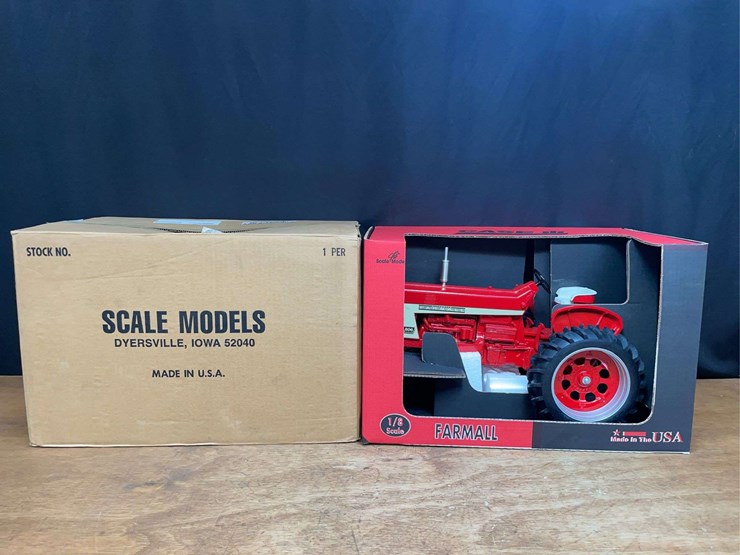 1/8-farmall-806-nib-sm-image-1