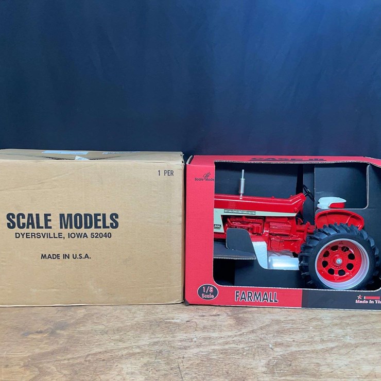 1/8 Farmall 806 NIB SM