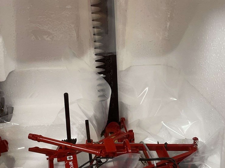 1/16-farmall-340-w/mower-2011-iowa-ffa-nib-sc-image-9
