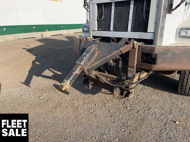 2005-freightliner-fld112-image-18
