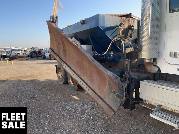 2005-freightliner-fld112-image-23