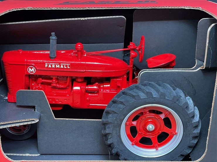 1/8-farmall-m-nib-sm-image-3