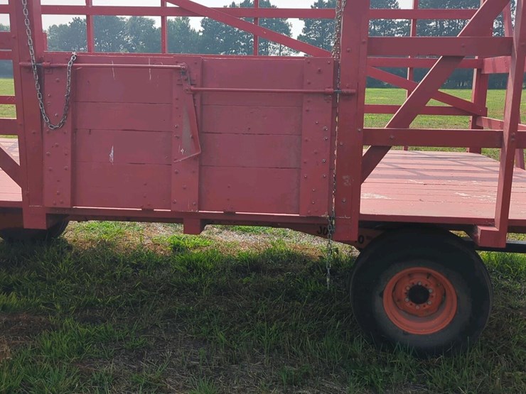 18-ft-wooden-bale-kicker-rack-on-jumbo-10-ton-wagon-(stored-inside)-image-4
