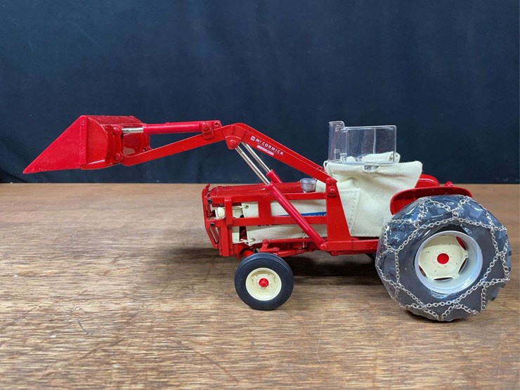 1/16-ih-460-2009-red-power-nib-ertl-image-12