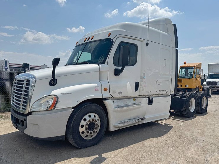 2013-freightliner-cascadia-125-image-1