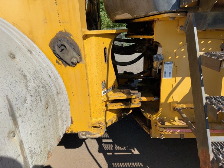2005-deere-644j-image-23