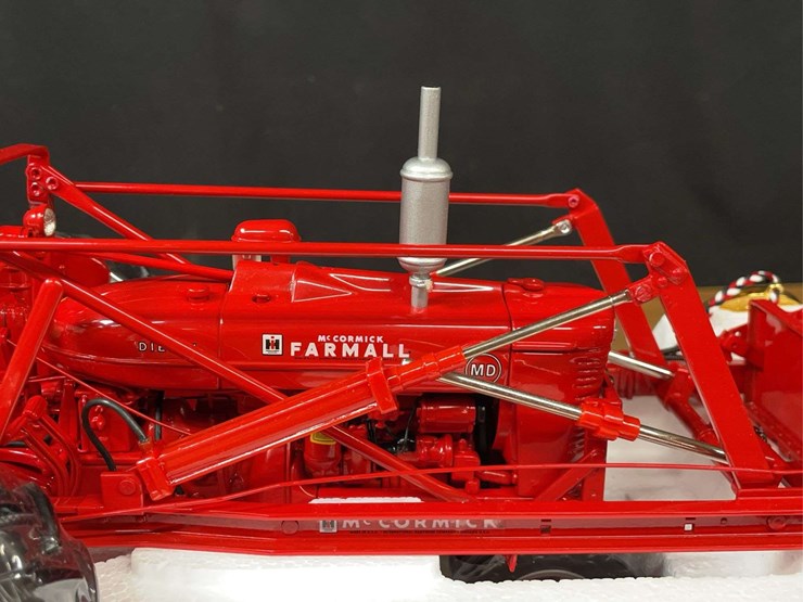 1/16-farmall-md-w/loader-precision-nib-ertl-image-14