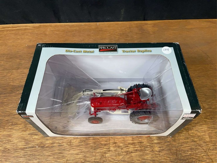 1/16-farmall-560-cub-w/loader-2013-pork-expo-nib-sc-image-2