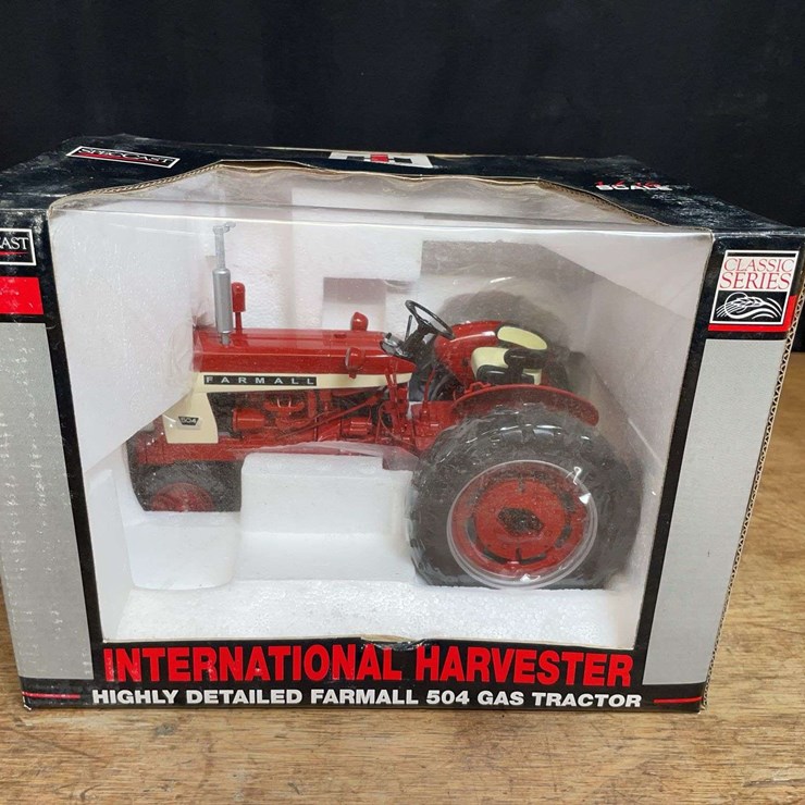 1/16 Farmall 504 NIB SC