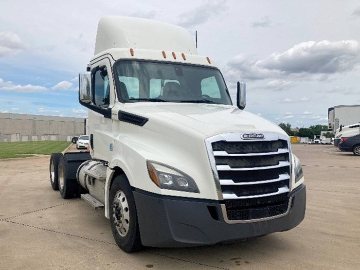 2019-freightliner-cascadia-126-image-1