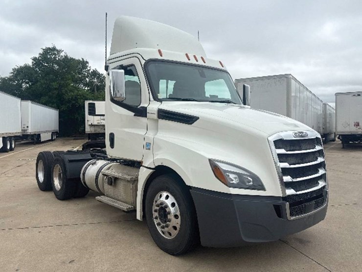 freightliner-cascadia-126-image-1