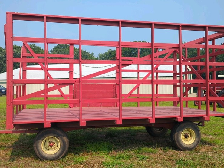 18-ft-wood-kicker-rack-with-gehl-10-ton-running-gear,-18'-long-x-8'10"-wide
(stored-inside)-image-7
