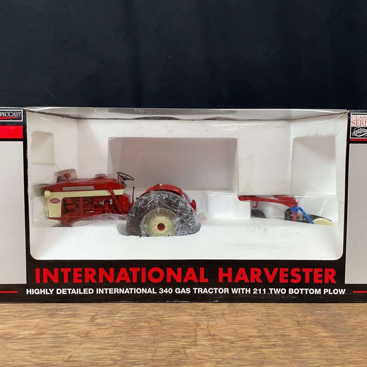 1/16 IH 340 w/Plow NIB SC