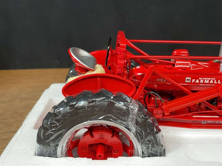 1/16-farmall-md-w/loader-precision-nib-ertl-image-13