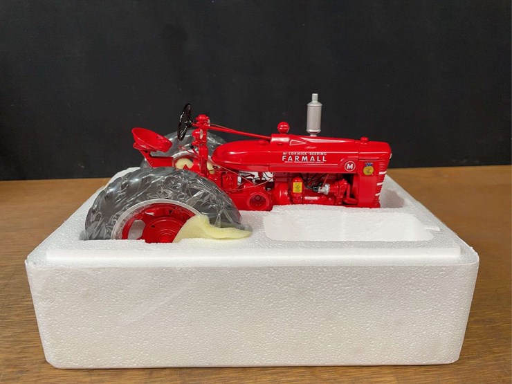 1/16-farmall-m-50-years-ffa-precision-nib-ertl-image-5