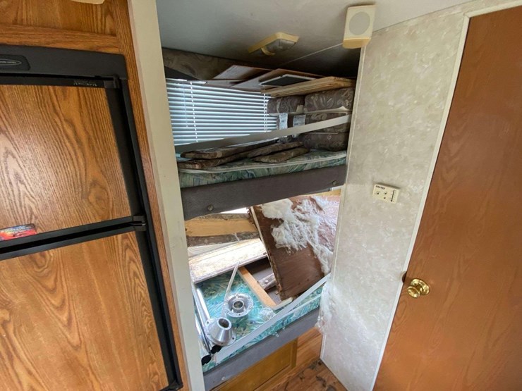 2004-cherokee-lite-28a-30ft-t/a-travel-trailer-image-14