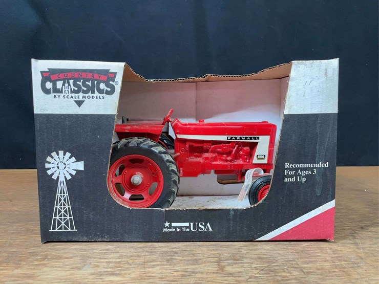 1/16-farmall-656-nib-sm-image-1
