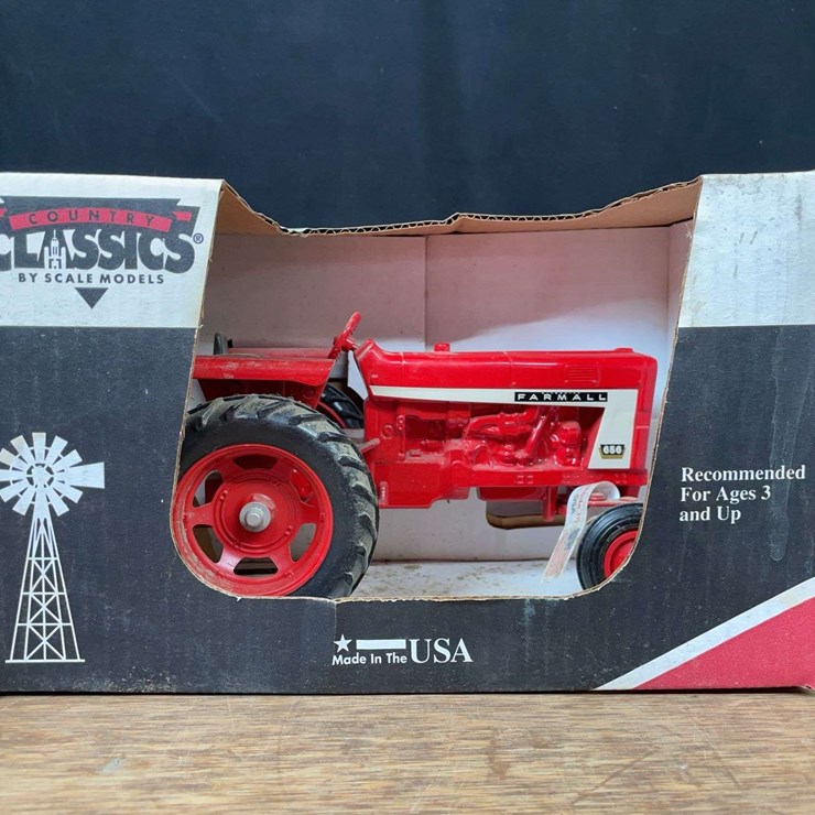 1/16 Farmall 656 NIB SM