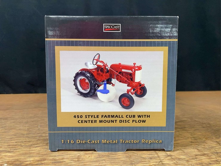 1/16-farmall-cub-w/disc-plow-2010-iowa-ffa-nib-sc-image-5