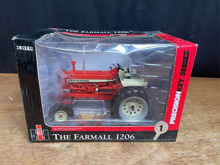 1/16-farmall-1206-precision-key-nib-ertl-image-1