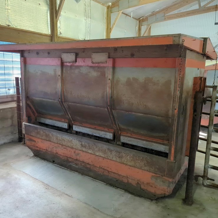 Smidley Livestock Feeder 10'7"x5'x7'10"