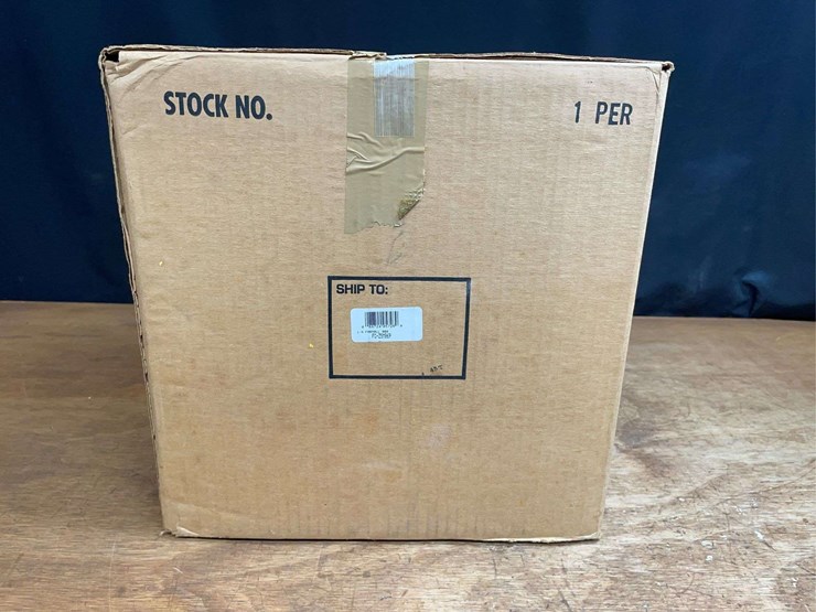 1/8-farmall-806-nib-sm-image-13