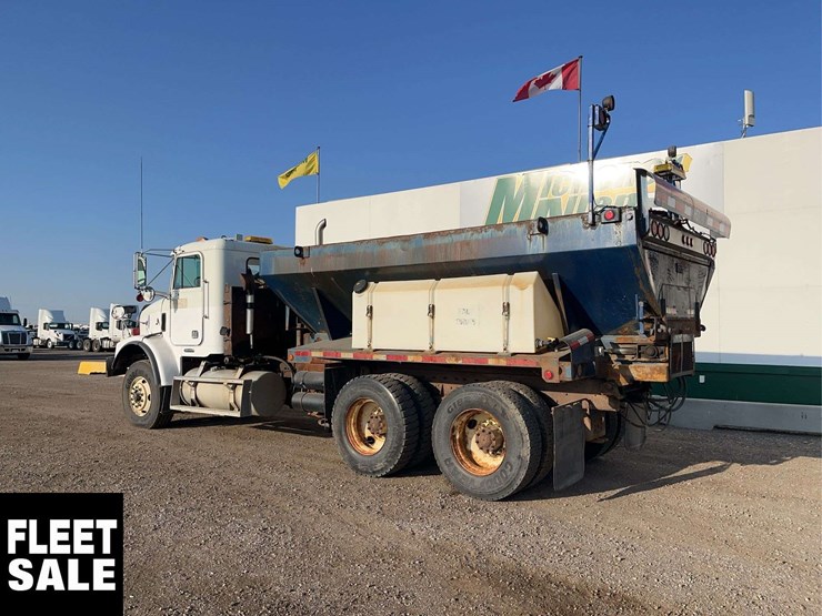 2005-freightliner-fld112-image-3
