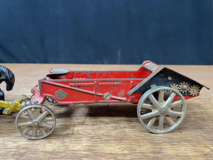 1/16-mccormick-deering-spreader-arcade-image-13