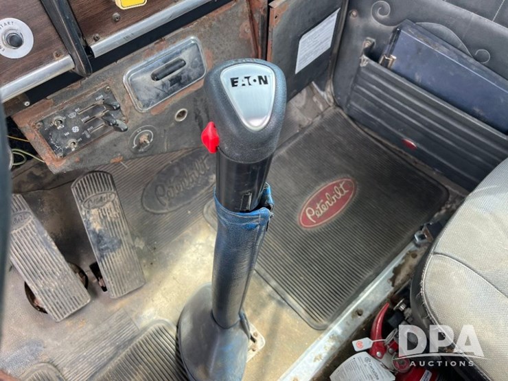 1984-peterbilt-359-image-61