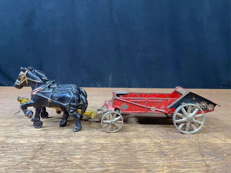 1/16-mccormick-deering-spreader-arcade-image-2