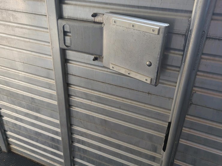 featherlite-livestock-trailer,-aluminum,-tandem-axle,-rubber-floor,-side-&-rear-doors-image-7