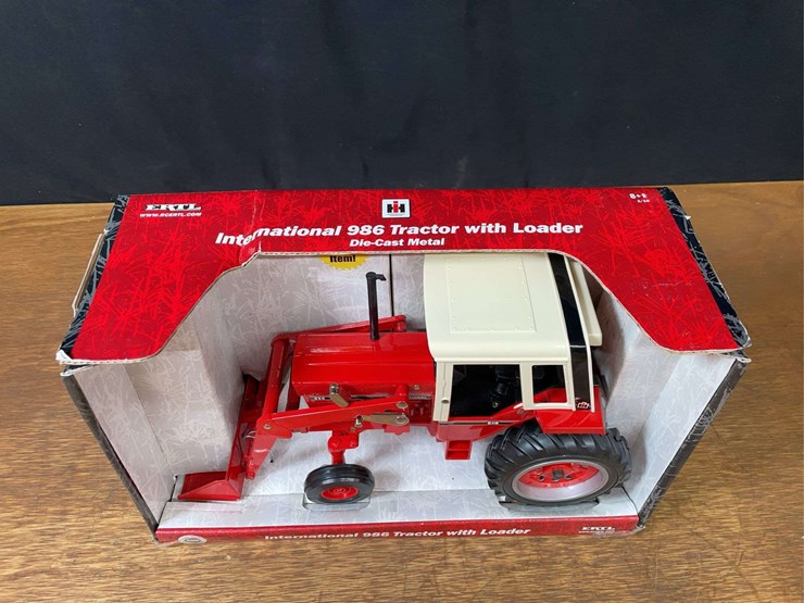 1/16-ih-986-w/loader-nib-ertl-image-2