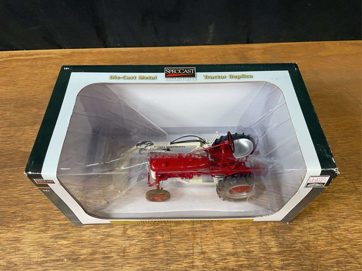 1/16-farmall-560-cub-w/loader-nib-sc-image-2