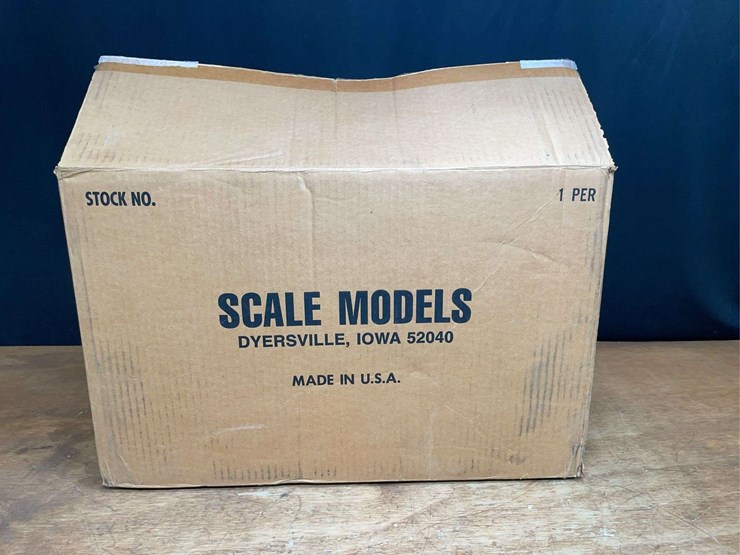 1/8-farmall-560-collector-nib-sm-image-13